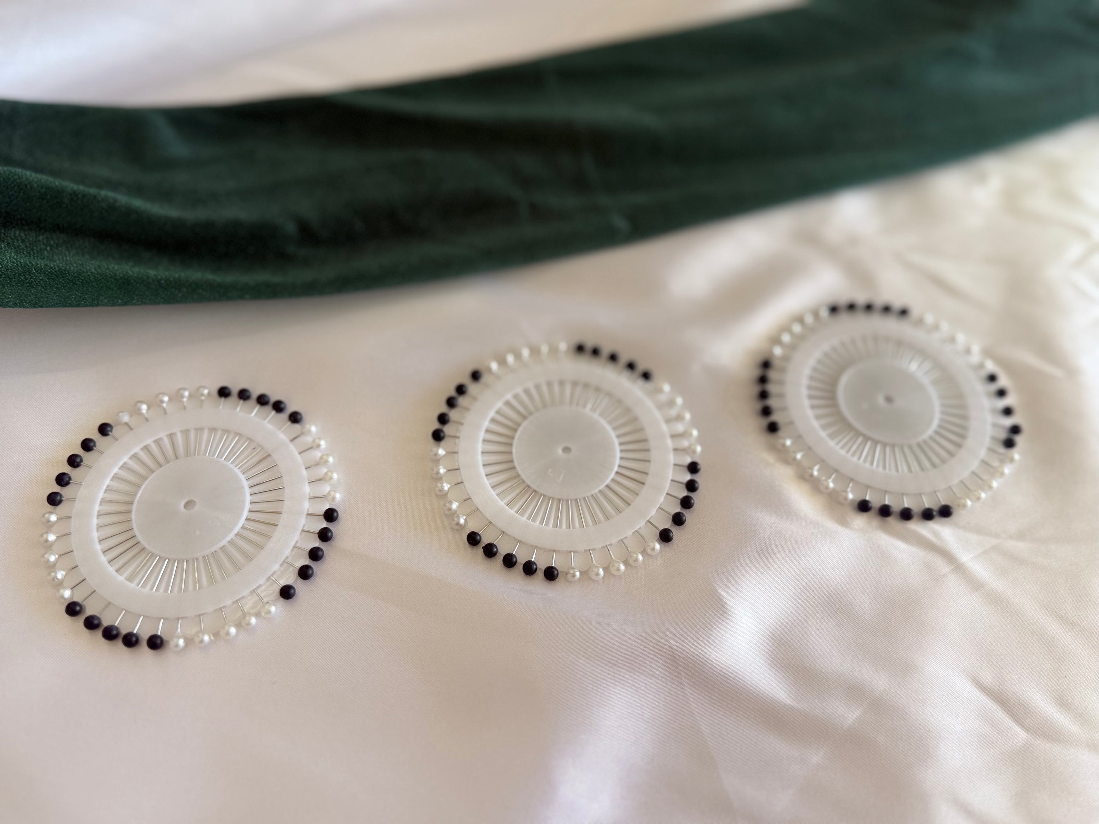 Hijab Pins-Black/White