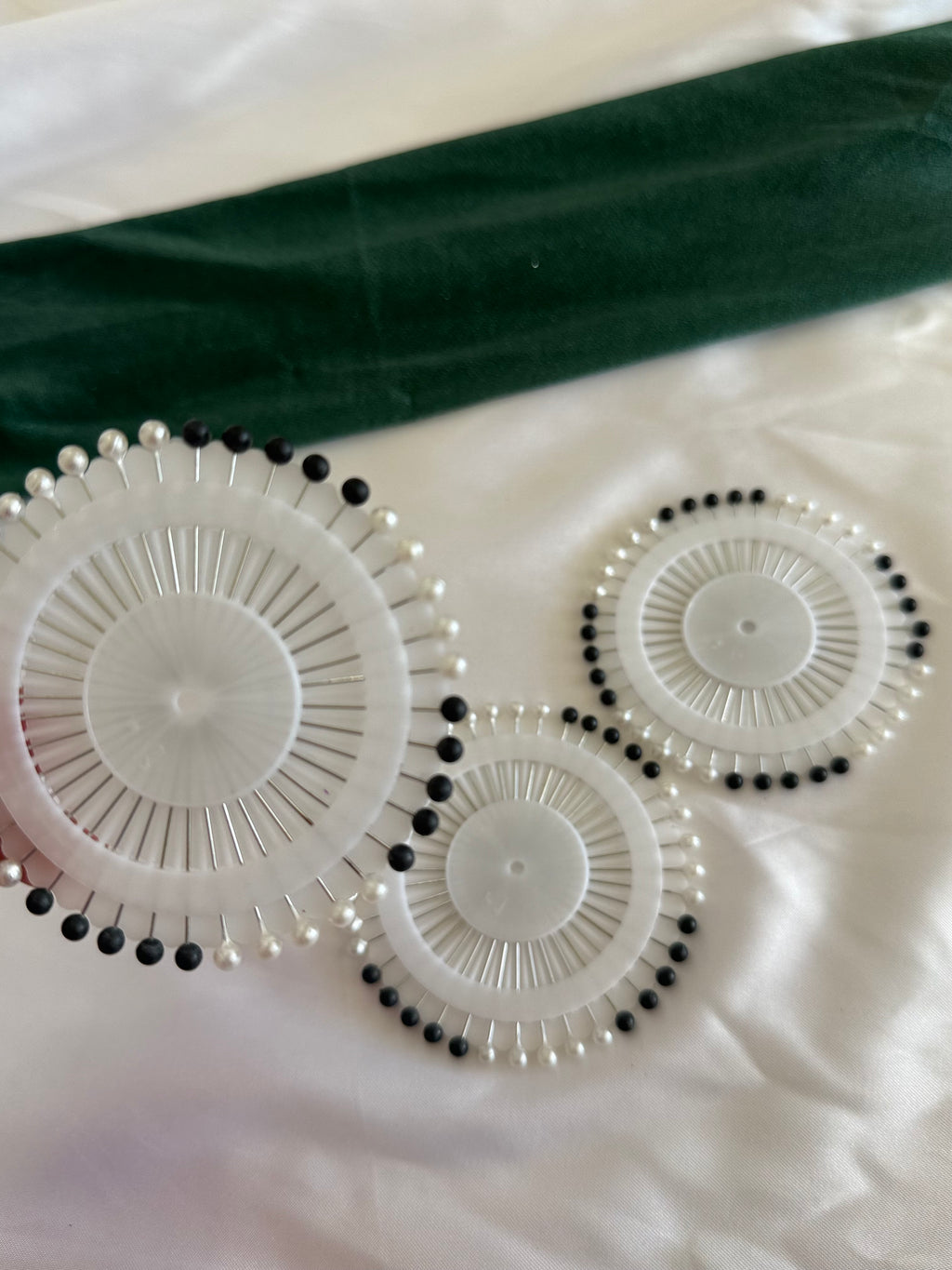 Hijab Pins-Black/White