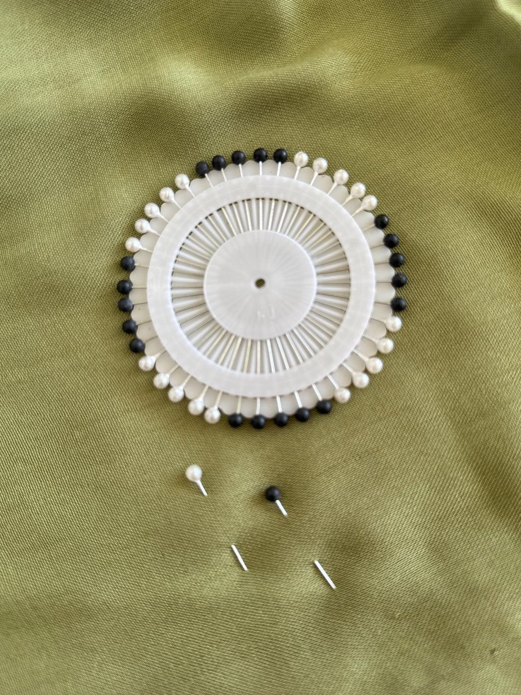 Hijab Pins-Black/White